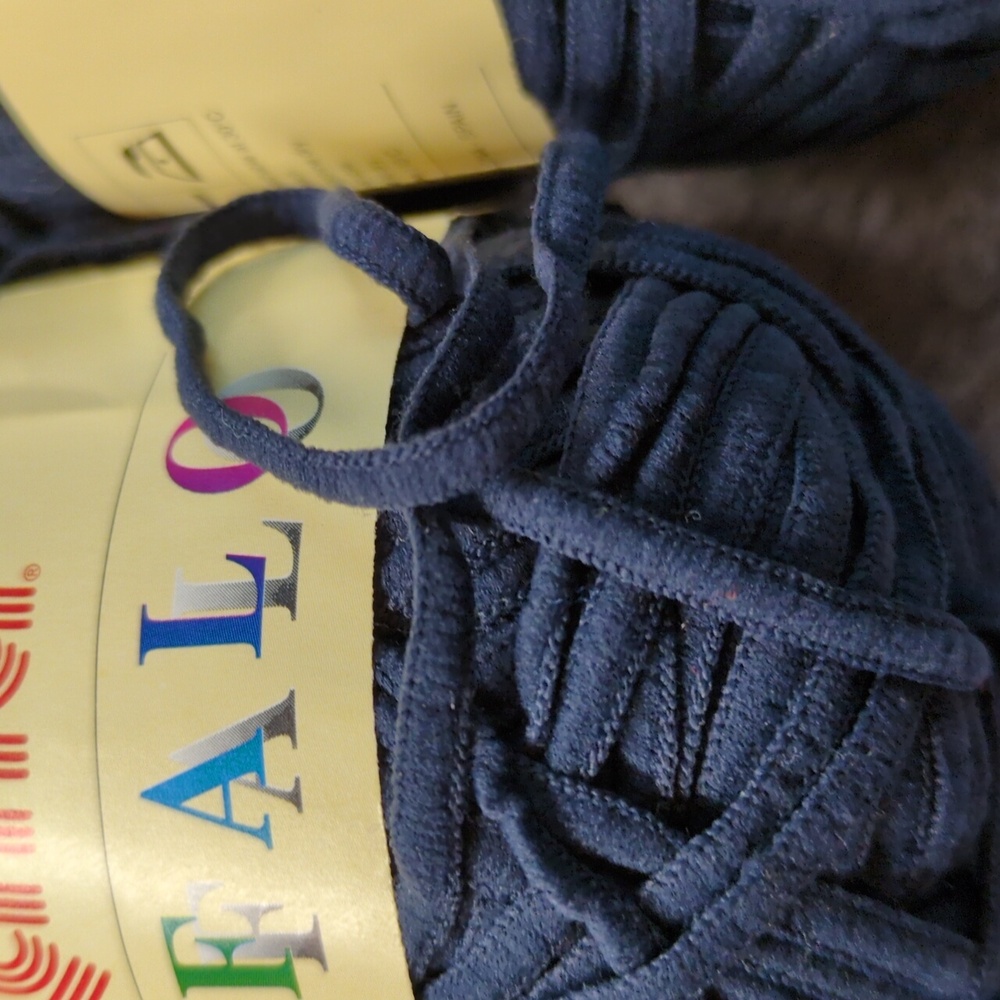 Katia Buffalo Yarn Lot - 12 skeins Navy and 1 skein White - Picture 2 of 5